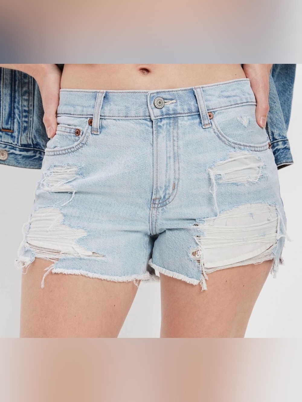 American Eagle 90’s Boyfriend Light Wash Denim Cutoff Short